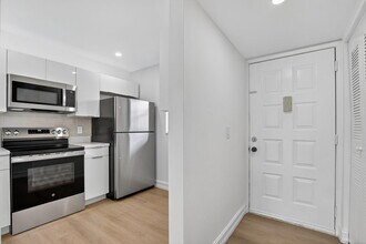 6820 Palmetto Cir S in Boca Raton, FL - Building Photo - Building Photo
