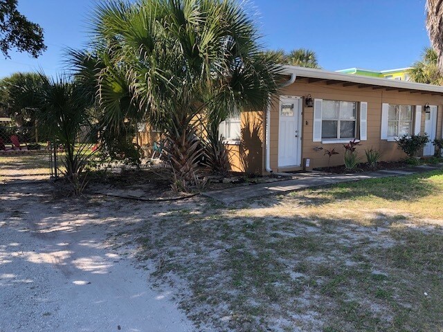 407 Tyler Ave in Cape Canaveral, FL - Foto de edificio - Building Photo