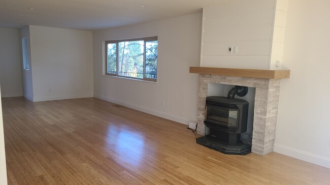 12512 Polaris Dr in Grass Valley, CA - Foto de edificio - Building Photo