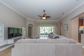 4250 Diamond Square in Vero Beach, FL - Building Photo - Building Photo