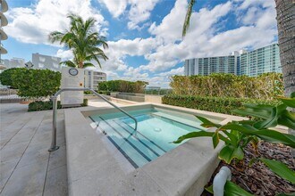 15701 Collins Ave, Unit 4303 in North Miami Beach, FL - Foto de edificio - Building Photo