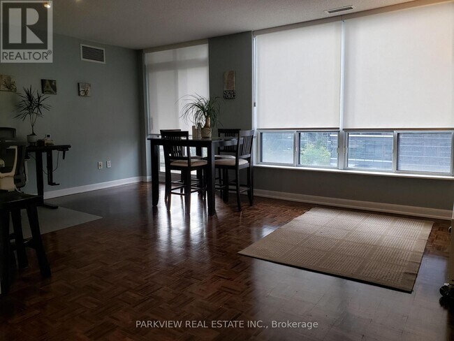 1006 Sheppard Ave E in Toronto, ON - Building Photo - Building Photo