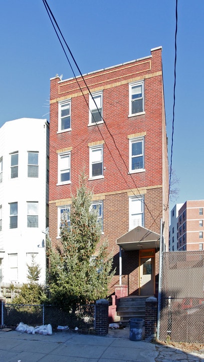 121 Downing St in Yonkers, NY - Building Photo