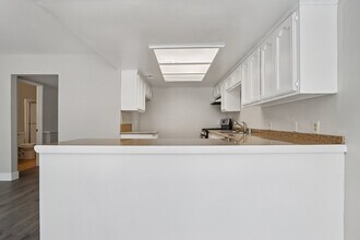 421 N Kenneth Rd, Unit 110 in Burbank, CA - Building Photo - Building Photo