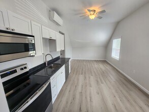 14 Oak St, Unit 3 in Derry, NH - Building Photo - Building Photo