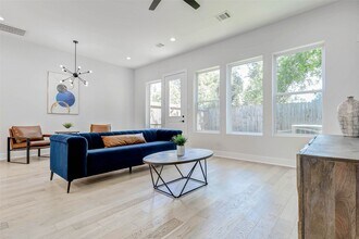 2310 Campbell Rd in Houston, TX - Building Photo - Building Photo