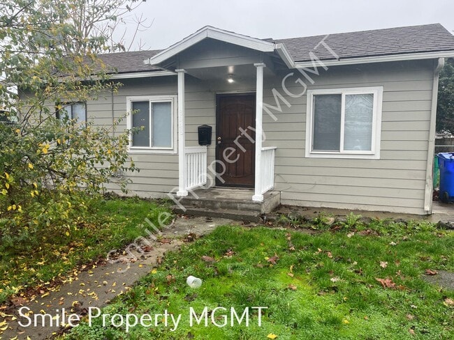 8148 SE Claybourne St in Portland, OR - Foto de edificio - Building Photo