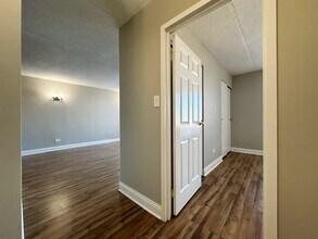 9074 W Terrace Dr in Niles, IL - Building Photo - Building Photo