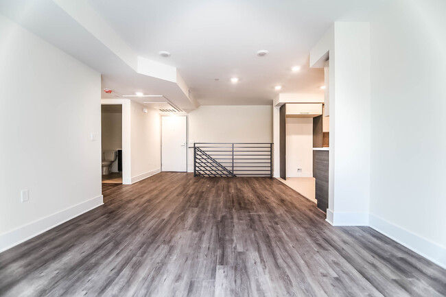 5026 Rosewood Ave, Unit 206 in Los Angeles, CA - Building Photo - Building Photo
