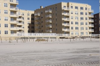 Waters Edge in Long Beach, NY - Foto de edificio - Building Photo