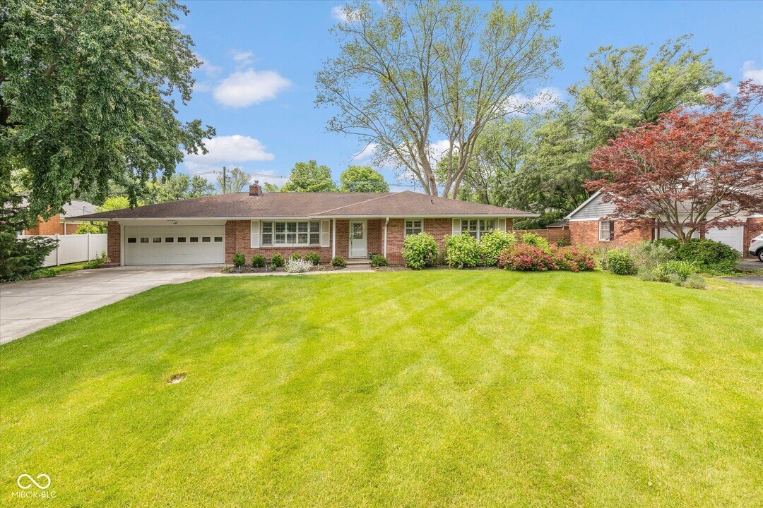 647 Alwyne Rd in Carmel, IN - Foto de edificio