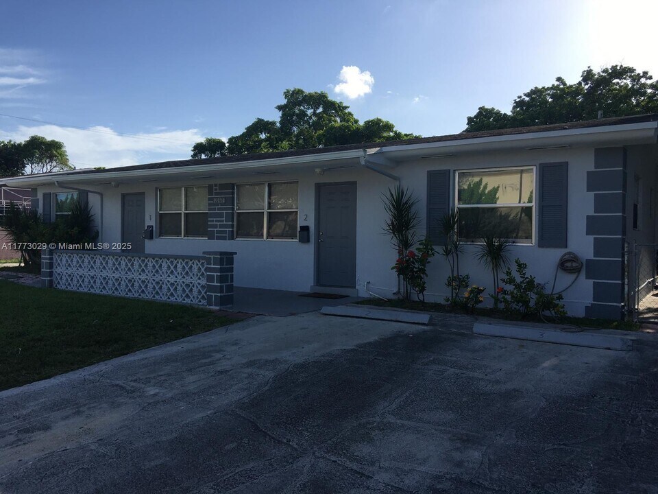 19134 NW 2nd Ct in Miami, FL - Building Photo