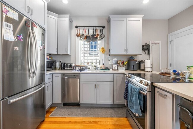 8 W Bellflower St in Boston, MA - Building Photo - Building Photo