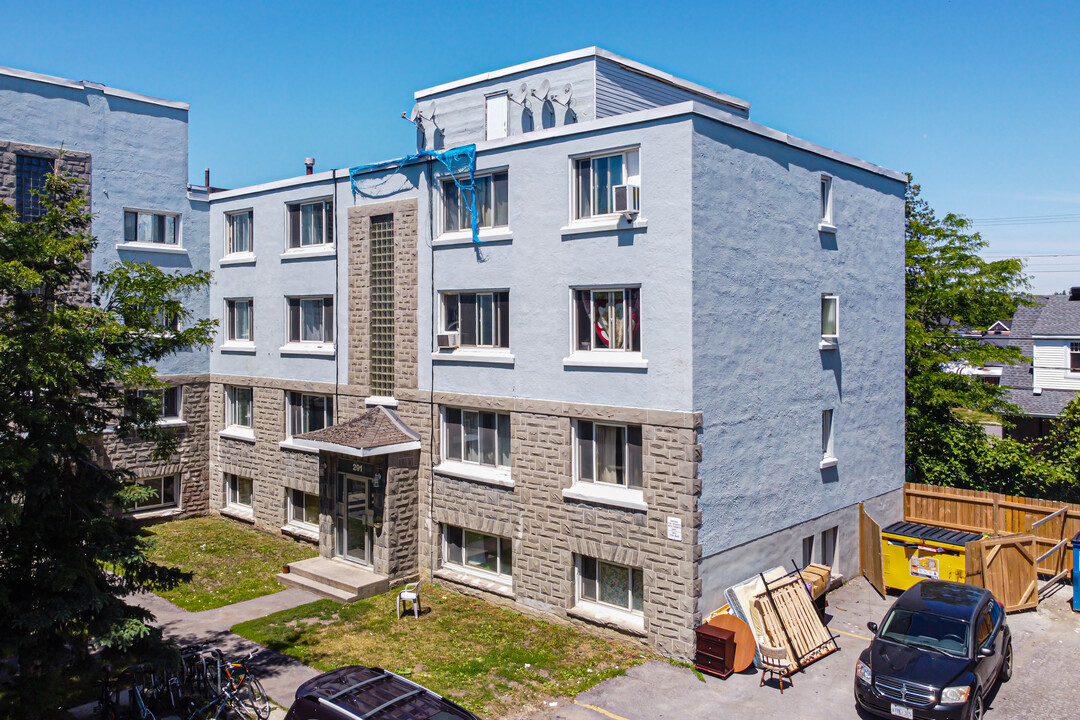 Blake Blvd. Apartments in Ottawa, ON - Building Photo