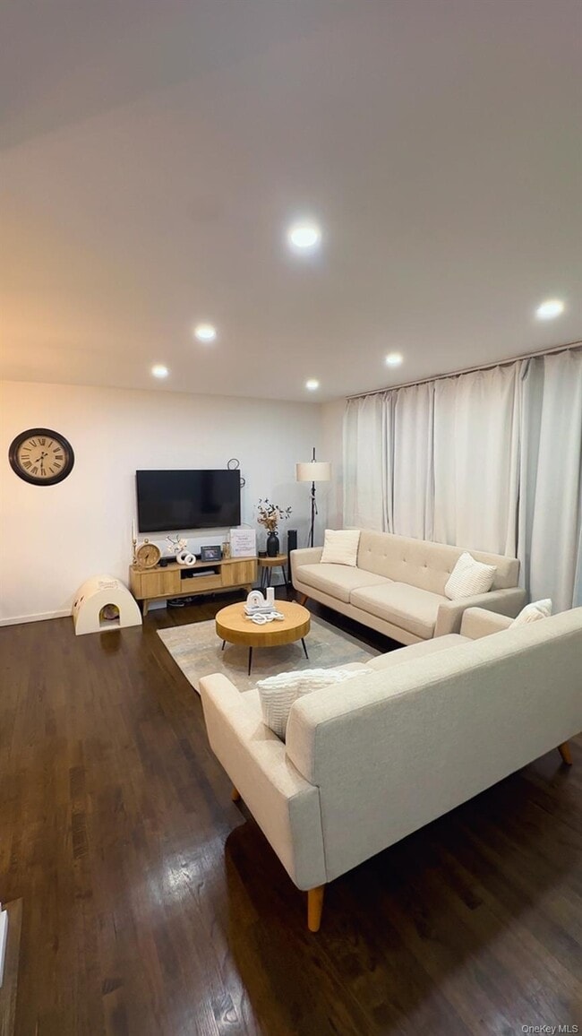 160 Pacific St in Copiague, NY - Building Photo - Building Photo