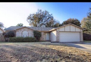 3109 Meadow Wood Ln in Bedford, TX - Building Photo