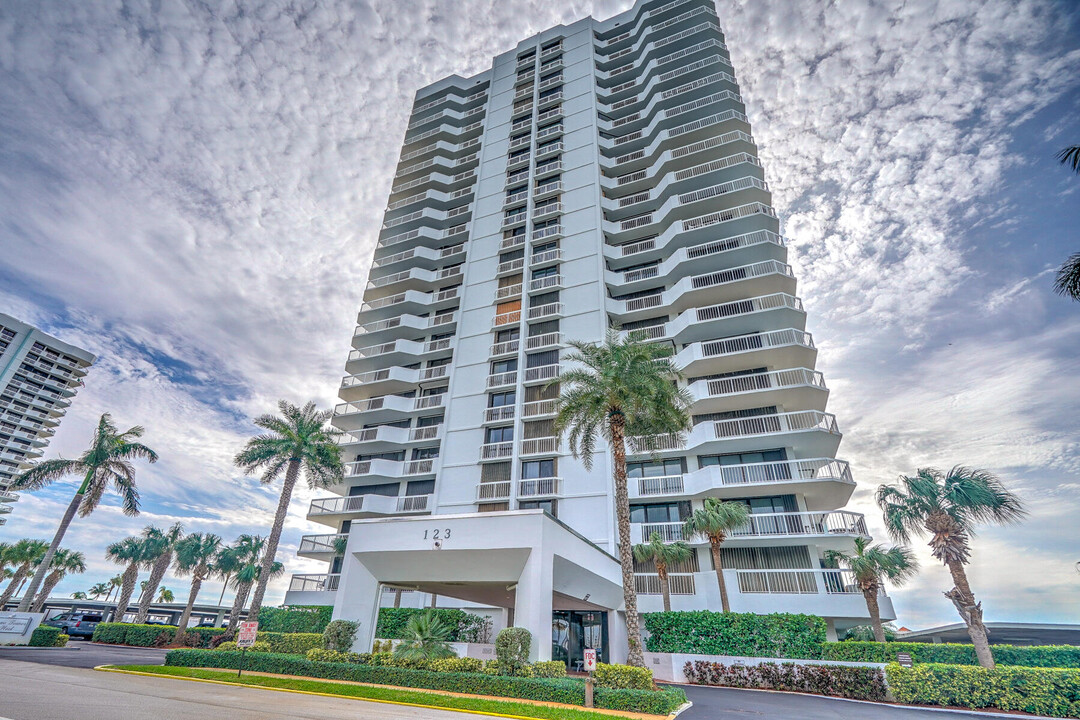 123 Lakeshore Dr in North Palm Beach, FL - Foto de edificio