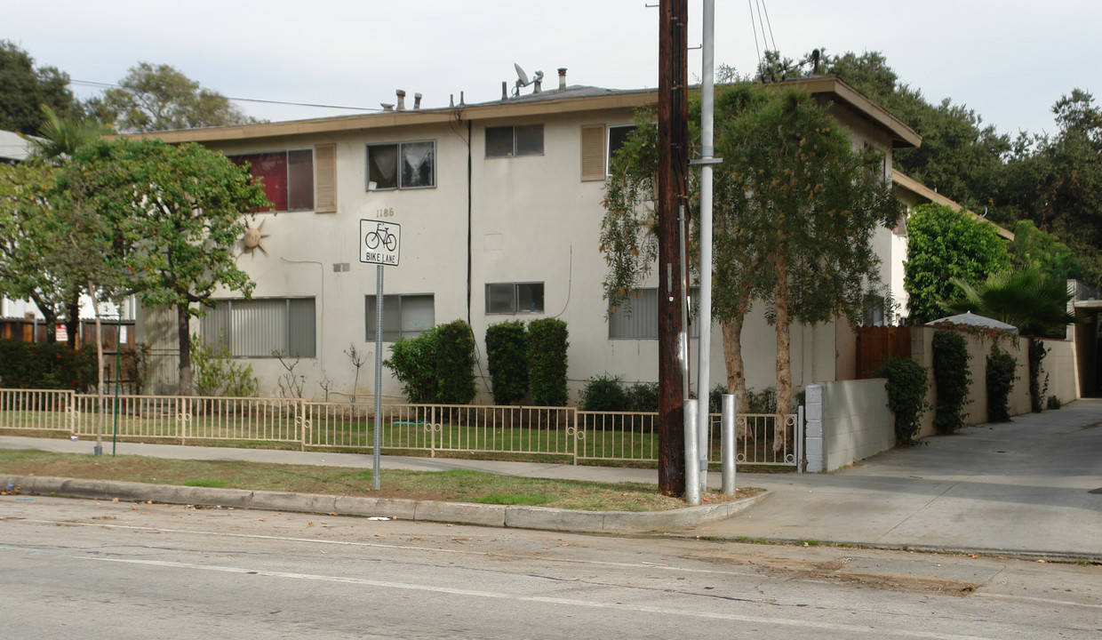 1186 Raymond Ave in Pasadena, CA - Building Photo