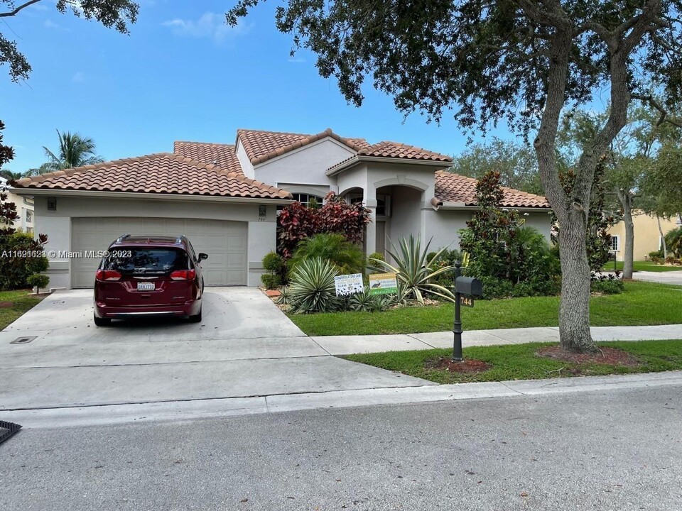 744 Heritage Way in Weston, FL - Building Photo