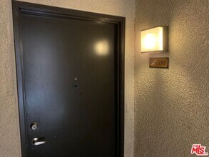 5530 Owensmouth Ave in Los Angeles, CA - Building Photo - Building Photo