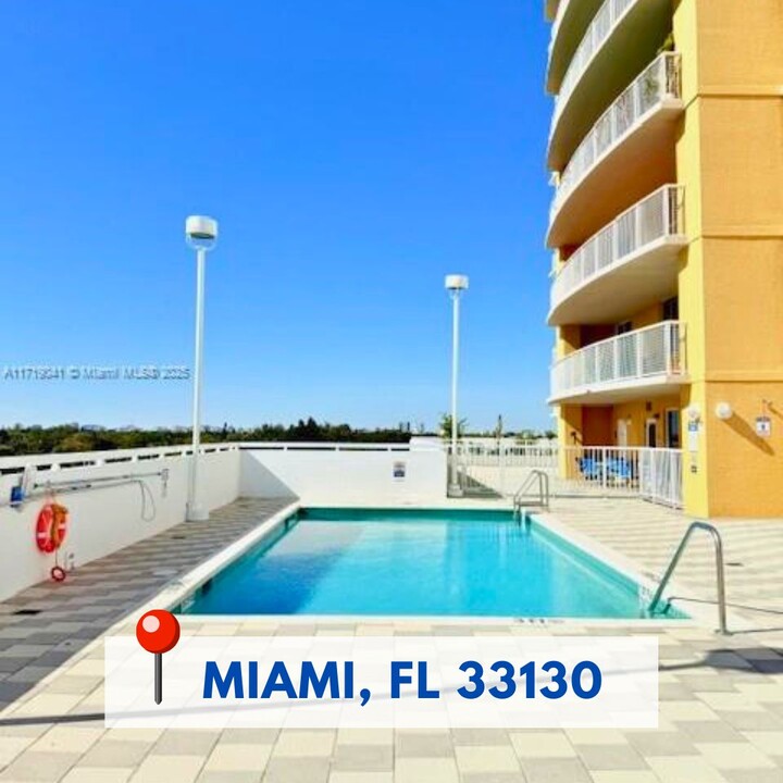 900 SW 8th St, Unit 609 in Miami, FL - Building Photo
