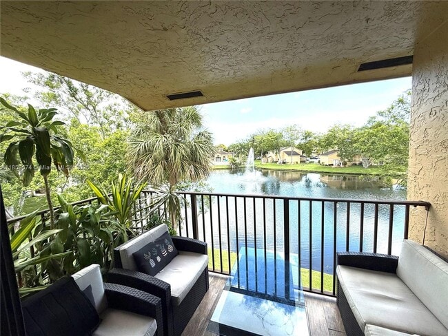 301 Palm Way in Pembroke Pines, FL - Building Photo - Building Photo