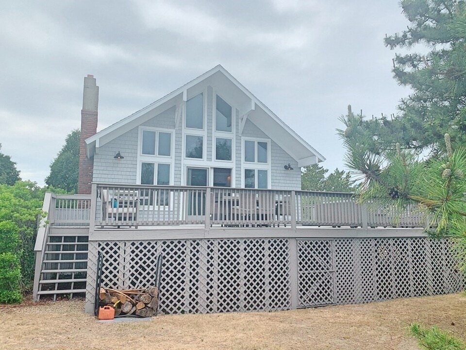 24 Columbia Way in Newbury, MA - Foto de edificio