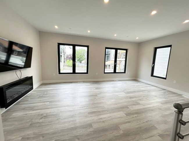 2 W 3rd Street Pl, Unit R in Boston, MA - Building Photo - Building Photo