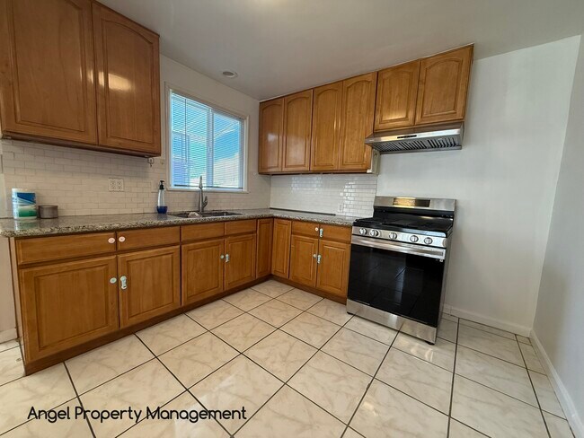 10724 Bancroft Ave in Oakland, CA - Building Photo - Building Photo