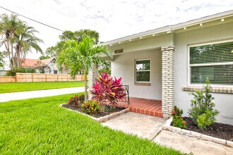 1004 Boston Ave in Fort Pierce, FL - Foto de edificio - Building Photo