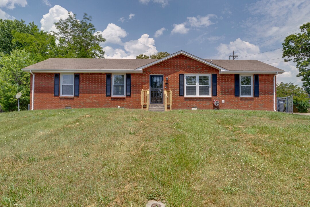 323 Carter Rd in Clarksville, TN - Building Photo