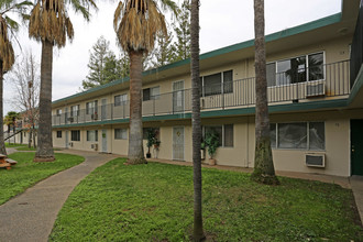 Rosewood Garden Apartments in Sacramento, CA - Building Photo - Building Photo