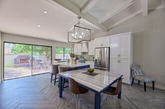 5750 N Scottsdale Rd in Paradise Valley, AZ - Building Photo - Building Photo