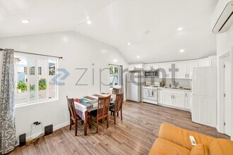 2431 S Catalina St in Los Angeles, CA - Building Photo - Building Photo