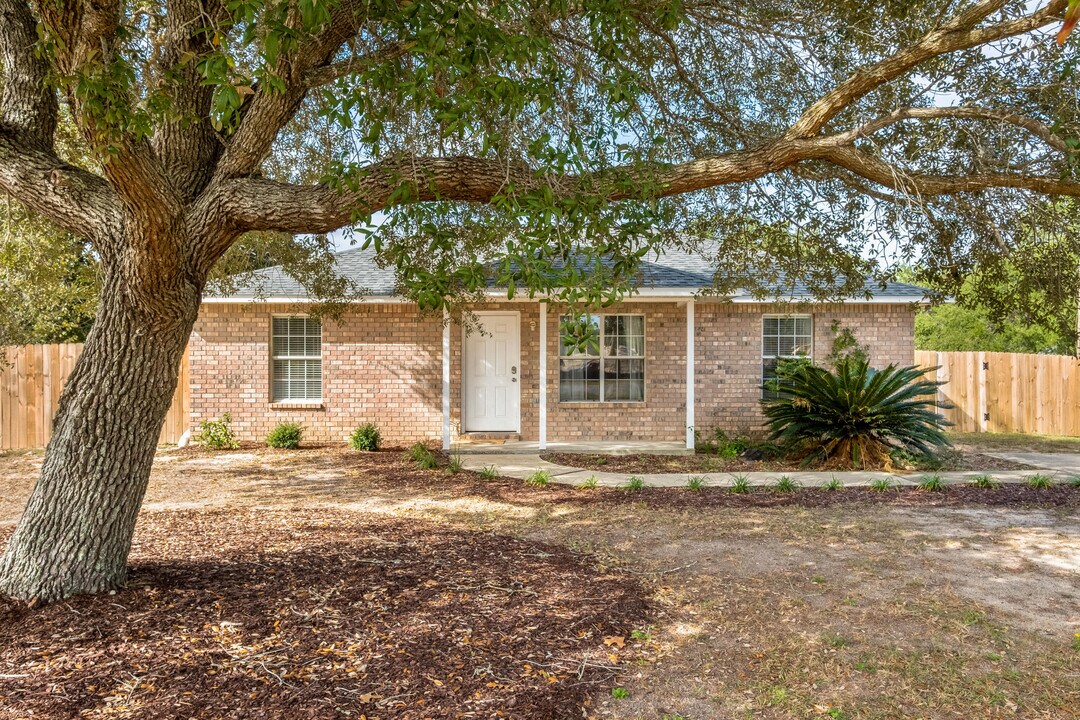 1705 Oak Dr in Gulf Breeze, FL - Building Photo