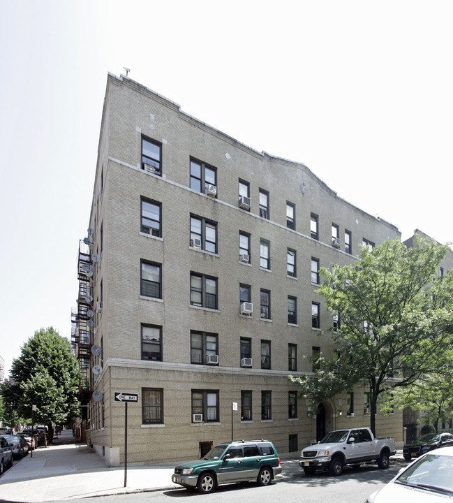 365 E 205th St in Bronx, NY - Foto de edificio