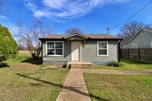 306 Pullen St in McGregor, TX - Building Photo