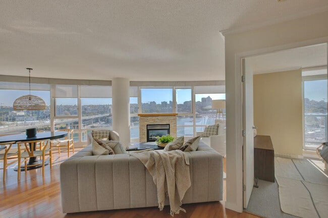 1033 Marinaside Crescent in Vancouver, BC - Building Photo - Building Photo