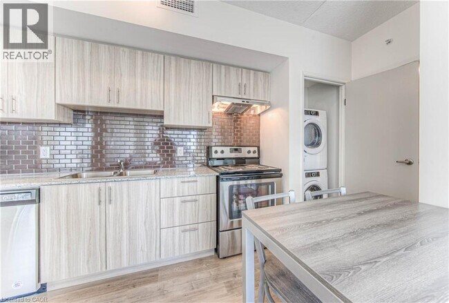 275 Larch St in Waterloo, ON - Building Photo - Building Photo