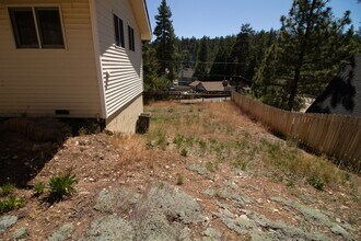 39256 N Shore Dr in Fawnskin, CA - Building Photo - Building Photo