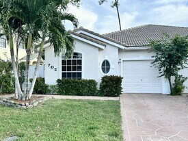 702 Via Toscana in Wellington, FL - Building Photo