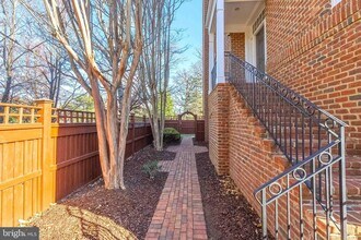 2303 Sawtooth Oak Ct in Vienna, VA - Foto de edificio - Building Photo
