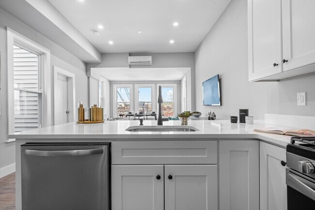 391 Meridian St, Unit #1 in Boston, MA - Building Photo - Building Photo