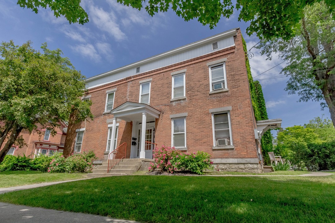 91 VAN DAM in Saratoga Springs, NY - Foto de edificio