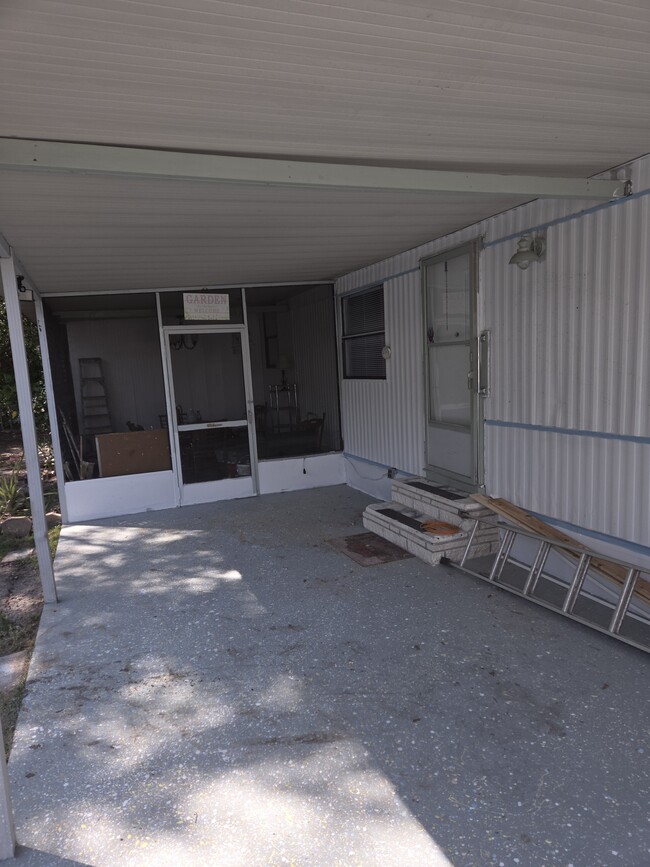 5249 Vineyard St in Zephyrhills, FL - Foto de edificio - Building Photo