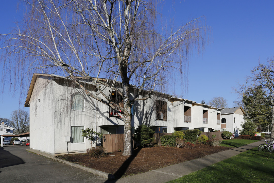 Capitol Mall in Salem, OR - Building Photo