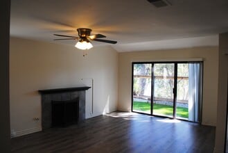 5821 Portobelo Ct in San Diego, CA - Foto de edificio - Building Photo