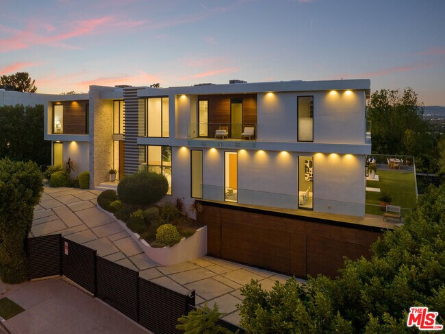 16801 Oak View Dr in Los Angeles, CA - Building Photo - Building Photo