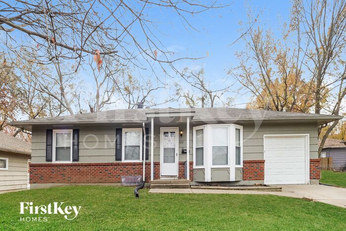 8207 E 85 St in Raytown, MO - Building Photo