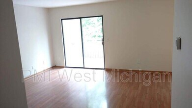 6433 Wainscot Dr SE in Grand Rapids, MI - Building Photo - Building Photo